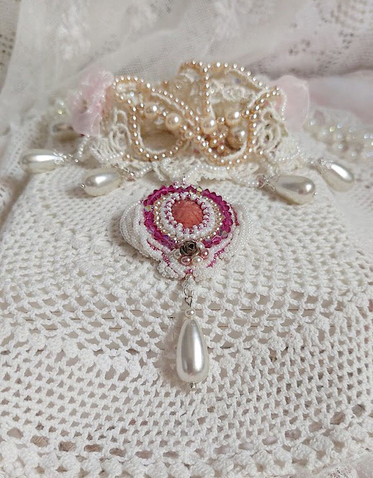 Colar Valmont bordado vitoriano com renda de marfim, pérolas de pérolas e cristais Swarovski
