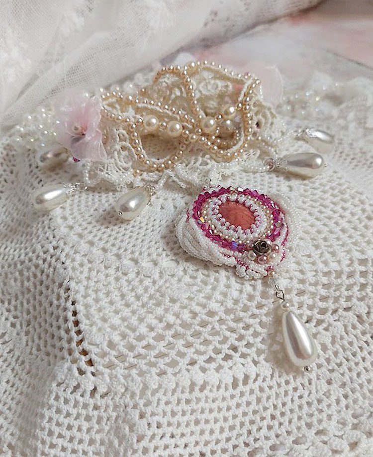 Colar Valmont bordado vitoriano com renda de marfim, pérolas de pérolas e cristais Swarovski