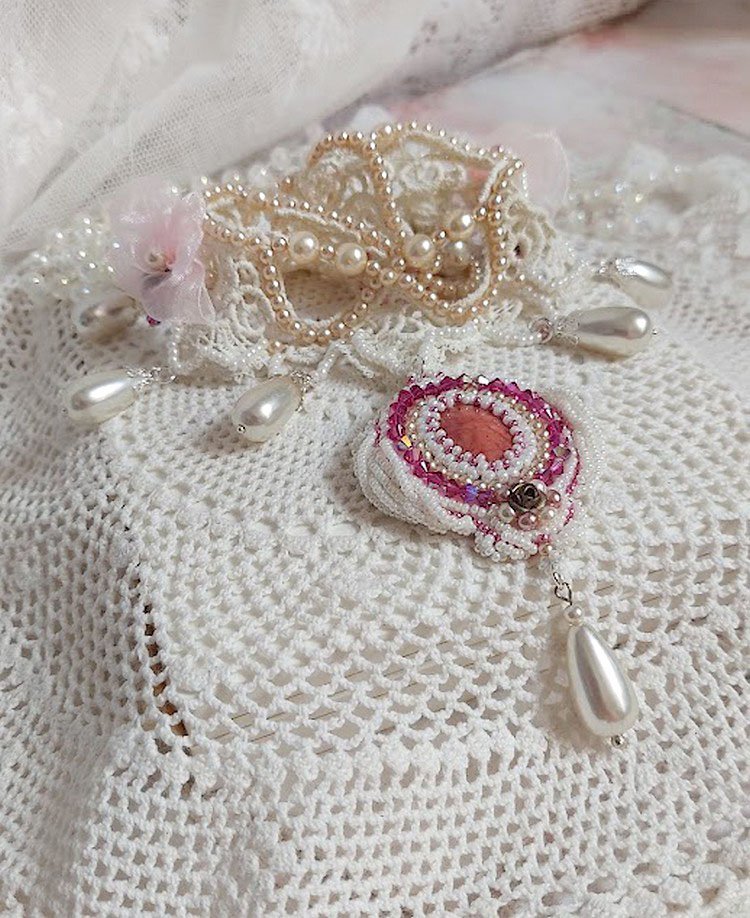 Colar Valmont bordado vitoriano com renda de marfim, pérolas de pérolas e cristais Swarovski