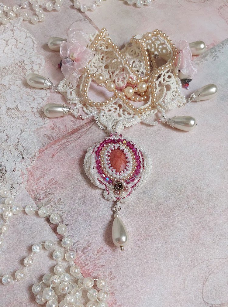 Colar Valmont bordado vitoriano com renda de marfim, pérolas de pérolas e cristais Swarovski