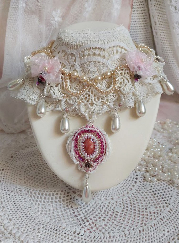 Colar Valmont bordado vitoriano com renda de marfim, pérolas de pérolas e cristais Swarovski