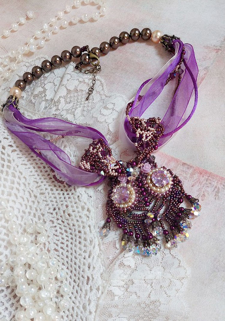 Colar Parisienne bordado com cristais Swarovski, pérolas de marfim e pérolas de sementes
