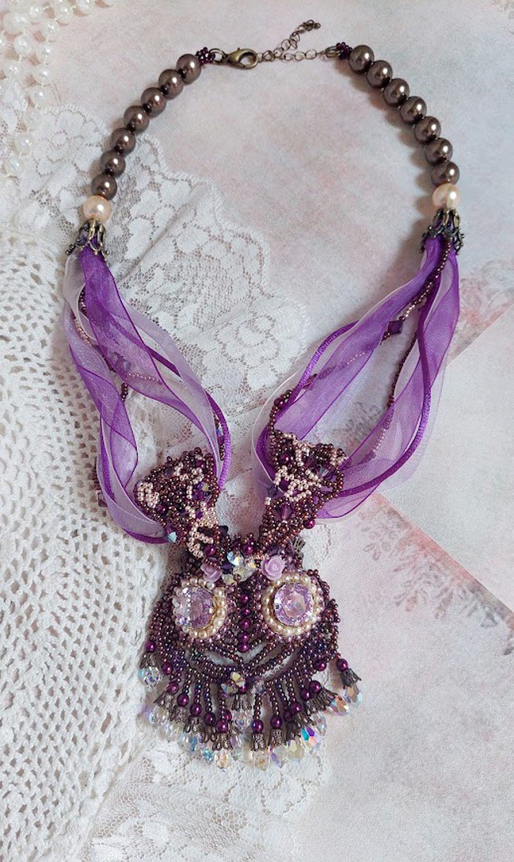 Colar Parisienne bordado com cristais Swarovski, pérolas de marfim e pérolas de sementes