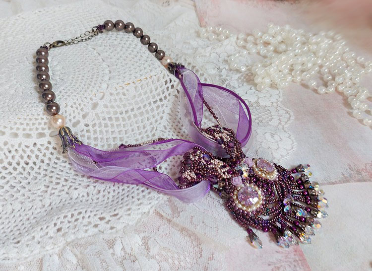 Colar Parisienne bordado com cristais Swarovski, pérolas de marfim e pérolas de sementes