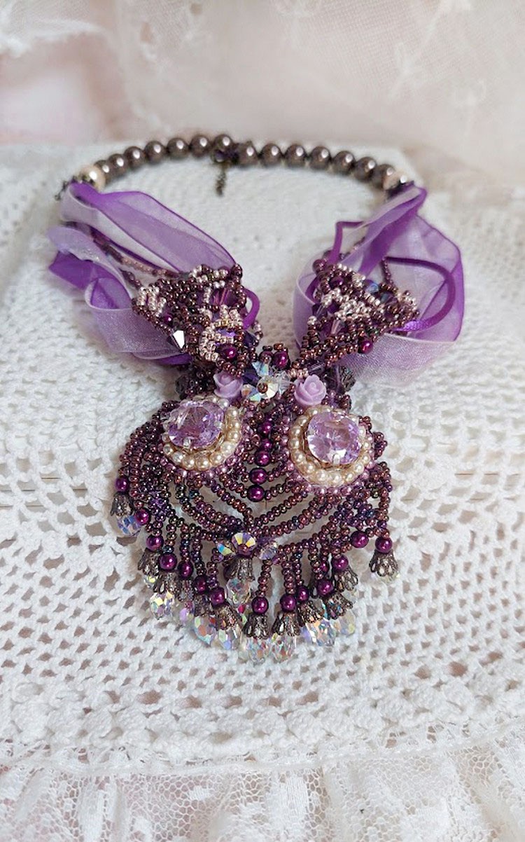 Colar Parisienne bordado com cristais Swarovski, pérolas de marfim e pérolas de sementes