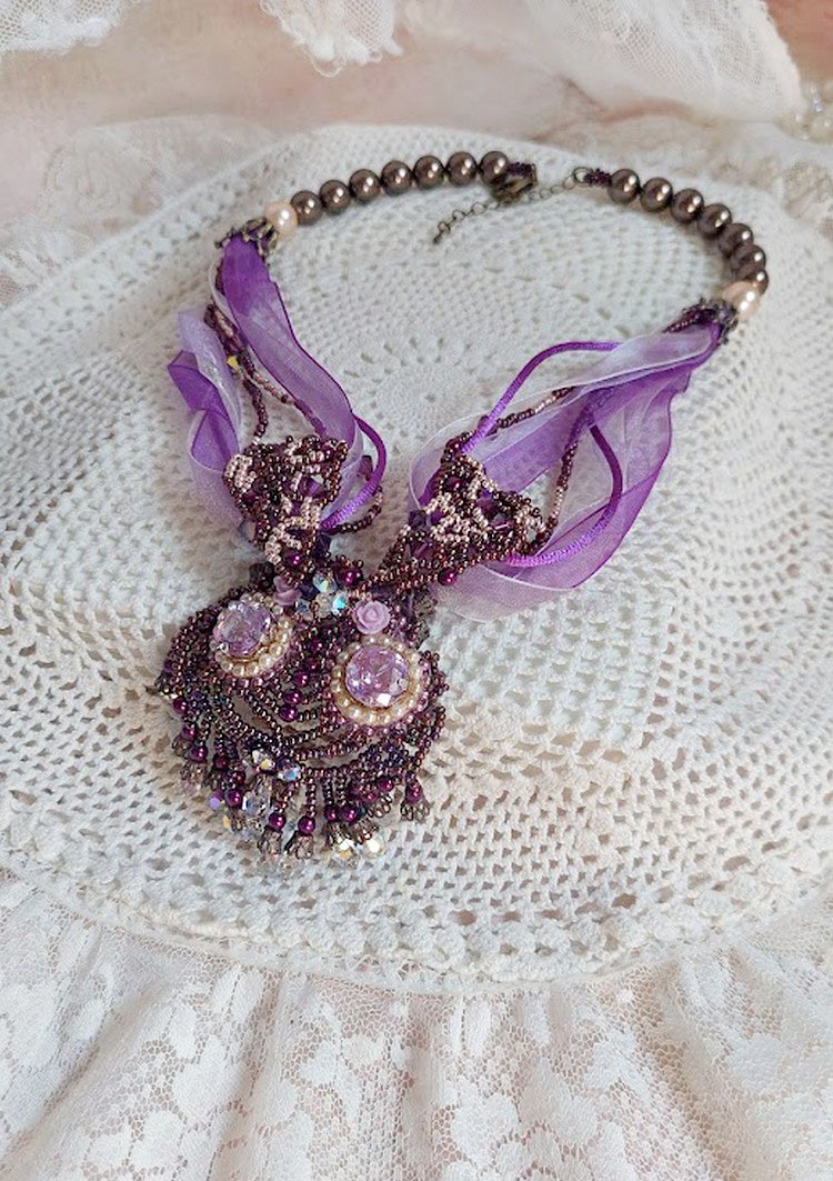 Colar Parisienne bordado com cristais Swarovski, pérolas de marfim e pérolas de sementes