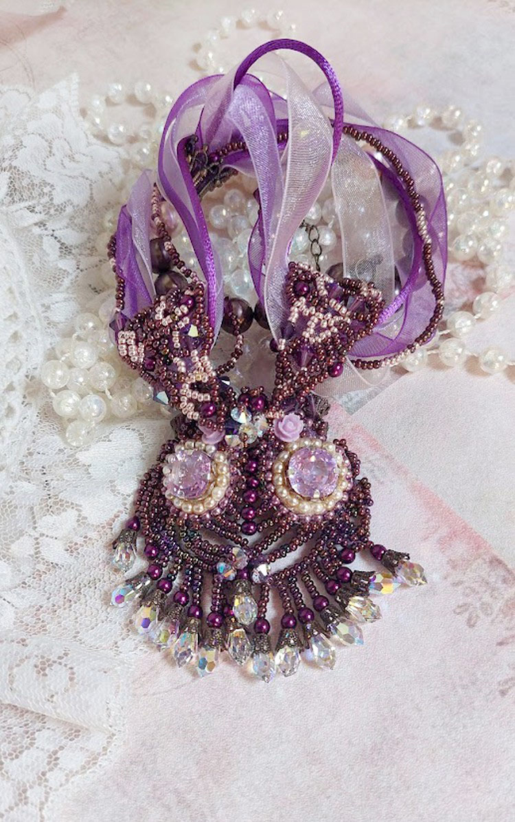 Colar Parisienne bordado com cristais Swarovski, pérolas de marfim e pérolas de sementes