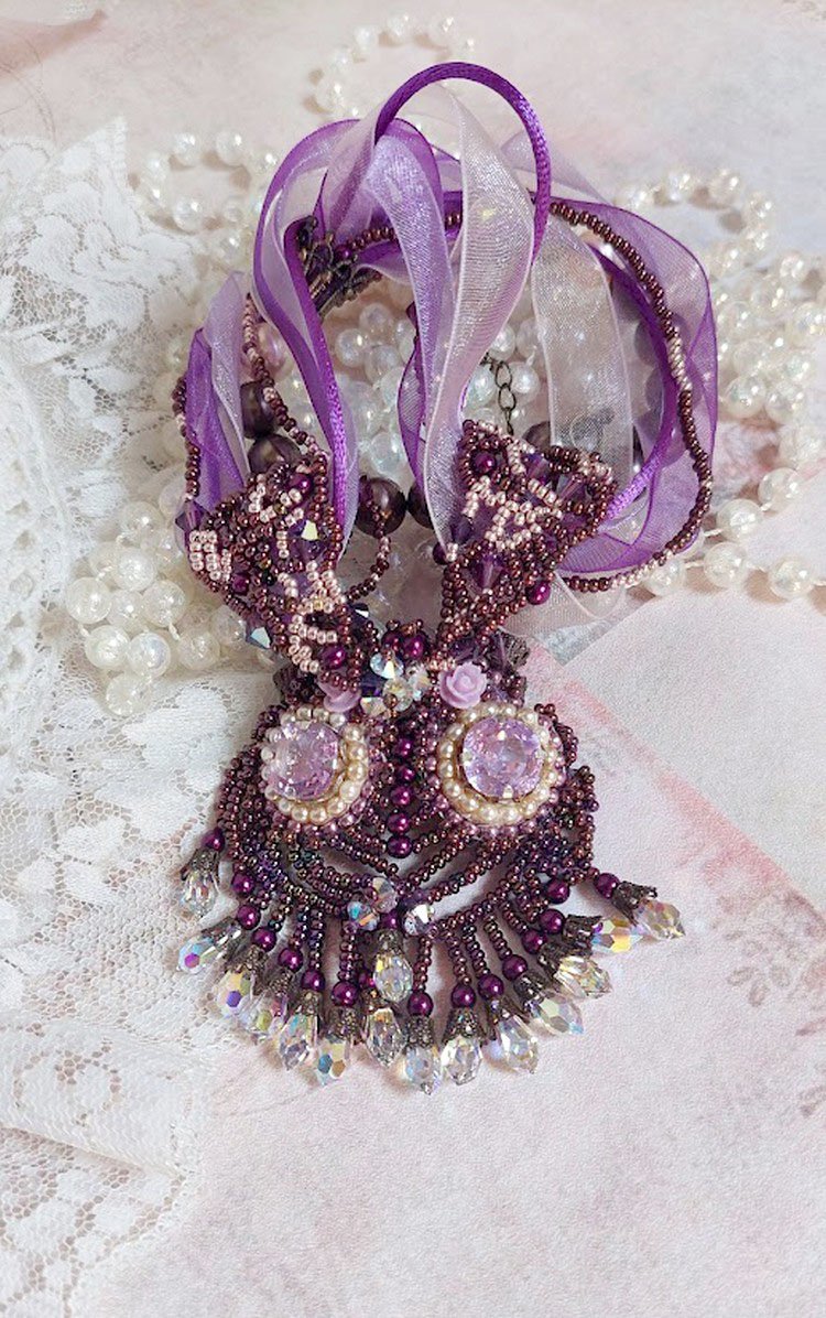 Colar Parisienne bordado com cristais Swarovski, pérolas de marfim e pérolas de sementes