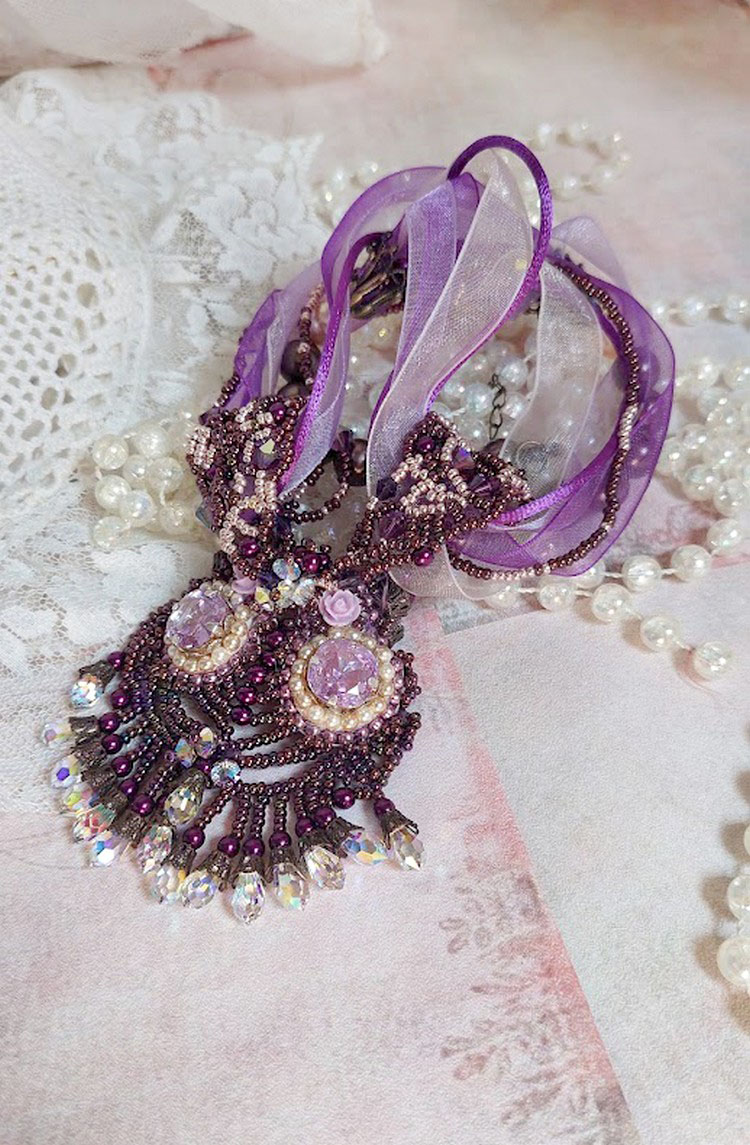 Colar Parisienne bordado com cristais Swarovski, pérolas de marfim e pérolas de sementes