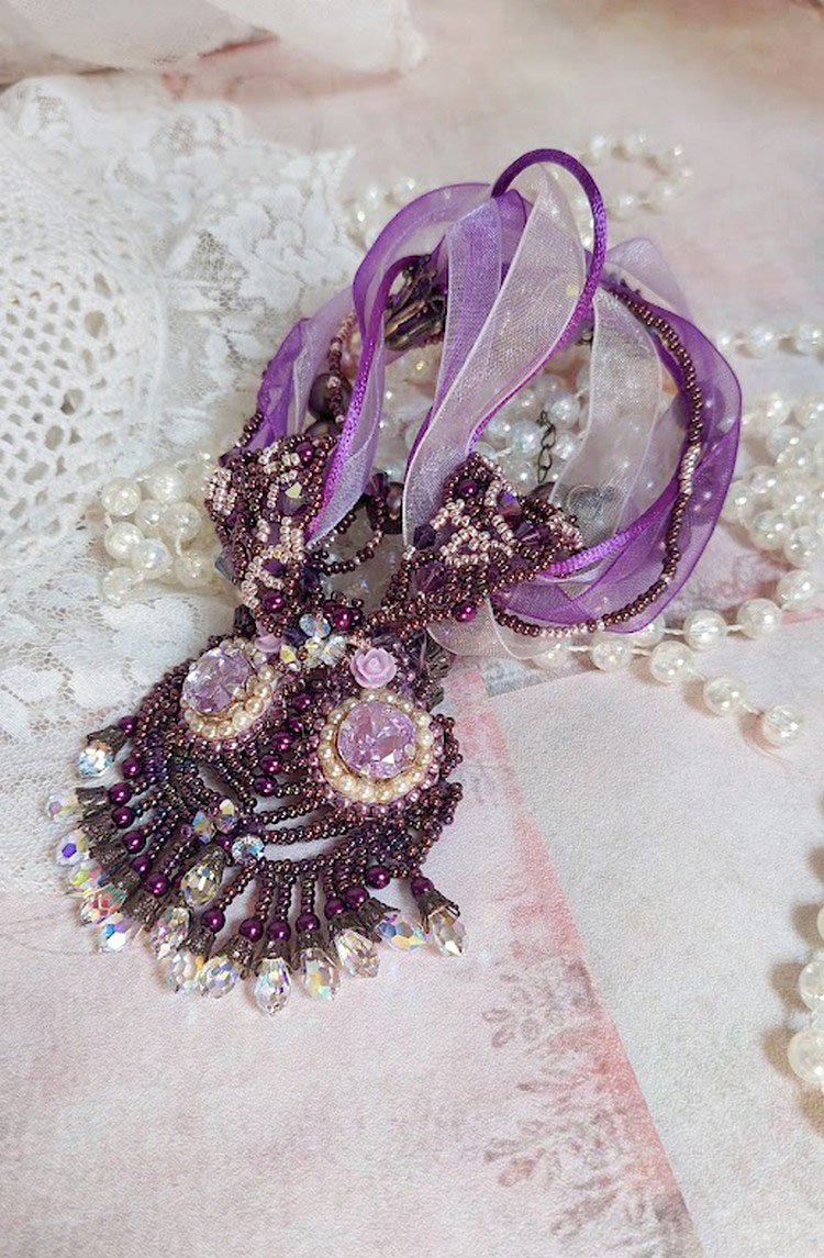 Colar Parisienne bordado com cristais Swarovski, pérolas de marfim e pérolas de sementes
