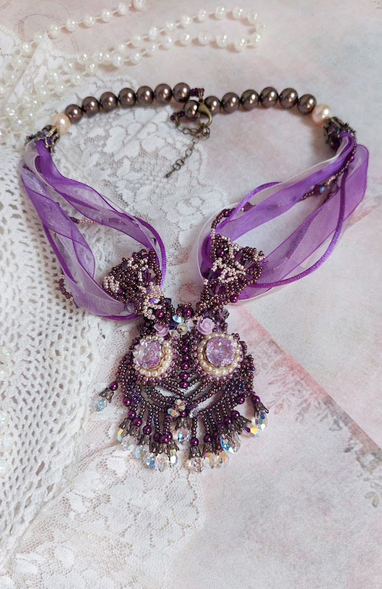 Colar Parisienne bordado com cristais Swarovski, pérolas de marfim e pérolas de sementes