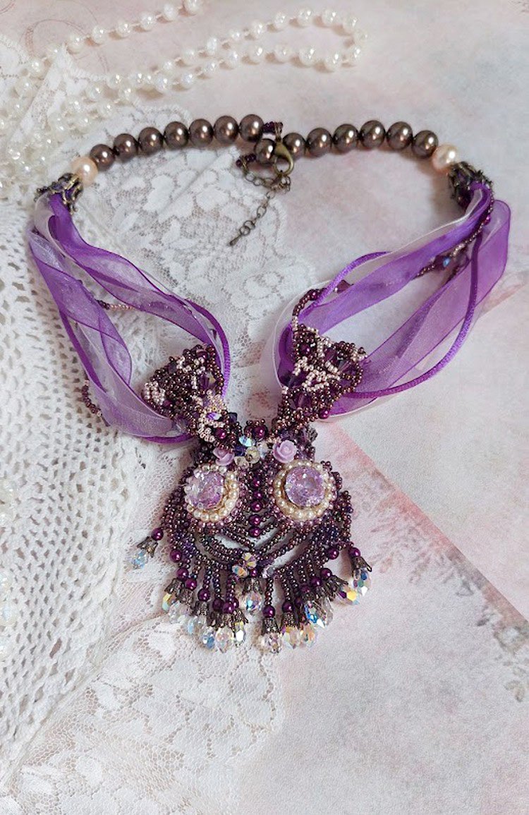 Colar Parisienne bordado com cristais Swarovski, pérolas de marfim e pérolas de sementes