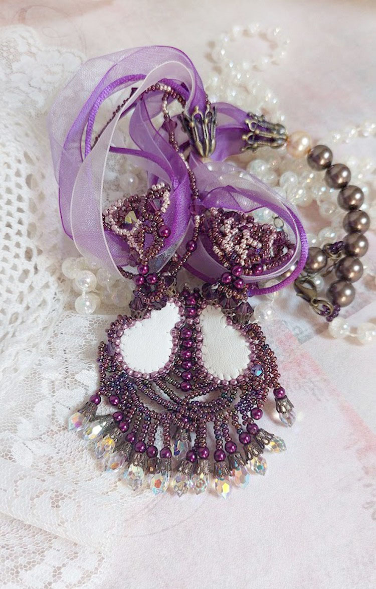 Colar Parisienne bordado com cristais Swarovski, pérolas de marfim e pérolas de sementes