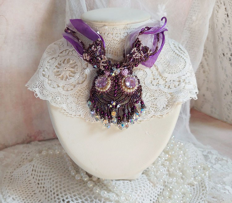 Colar Parisienne bordado com cristais Swarovski, pérolas de marfim e pérolas de sementes