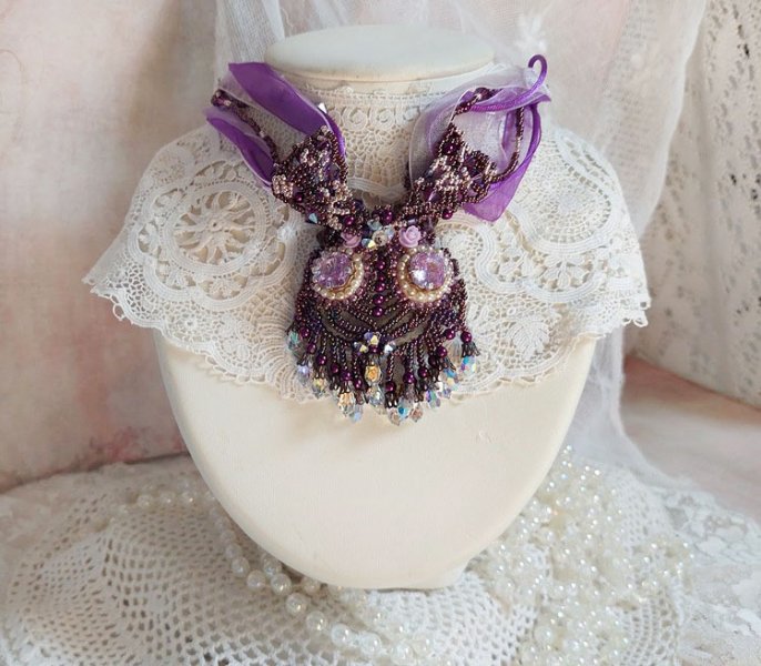 Colar Parisienne bordado com cristais Swarovski, pérolas de marfim e pérolas de sementes