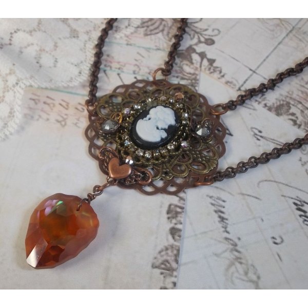 Colar Watson criado com estampas, um pendente de cristal Swarovski com um aspecto retro, acess&oacute;rios de lat&atilde;o e um cabochon de resina