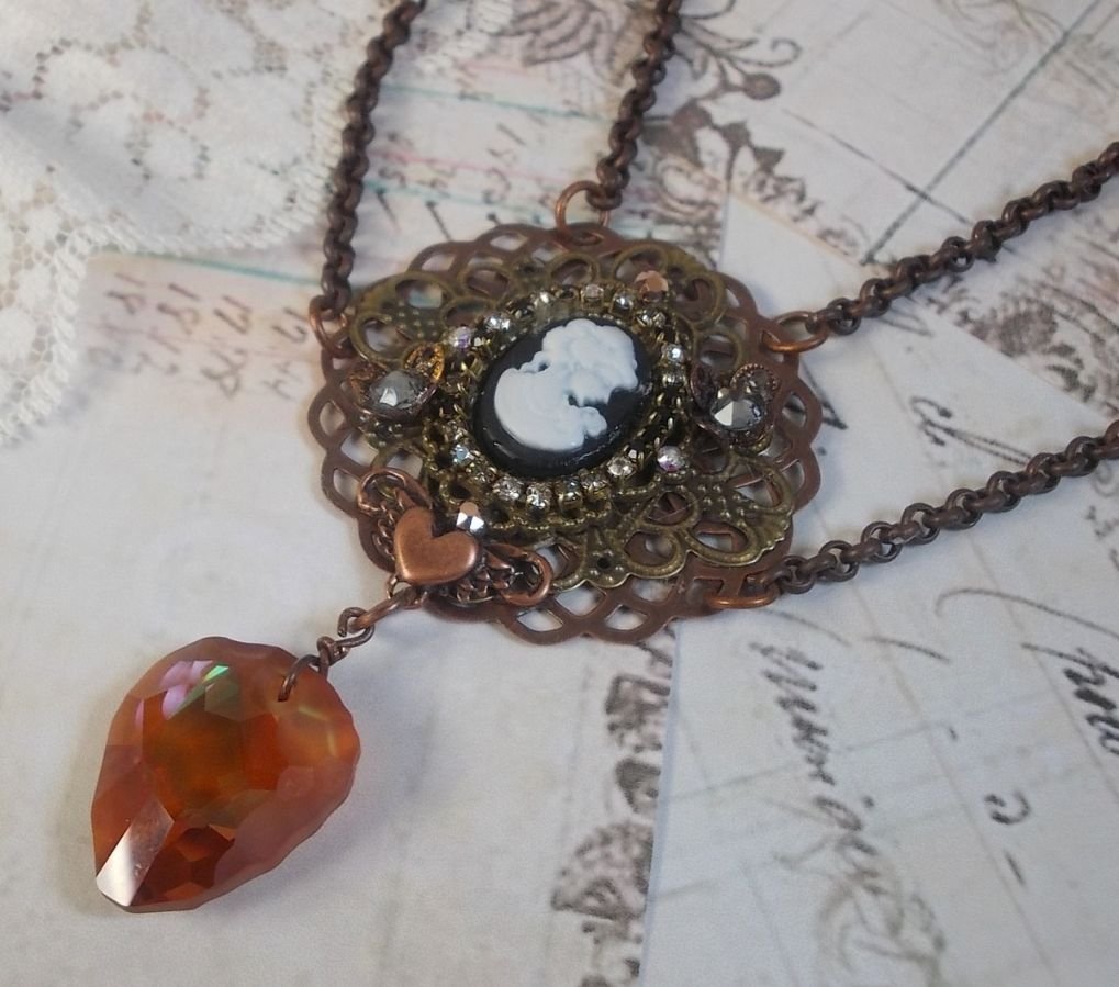 Colar Watson criado com estampas, um pendente de cristal Swarovski com um aspecto retro, acessórios de latão e um cabochon de resina