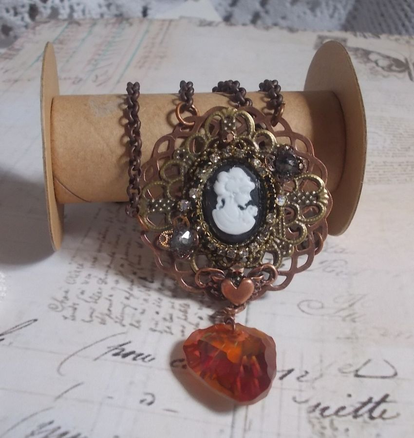 Colar Watson criado com estampas, um pendente de cristal Swarovski com um aspecto retro, acessórios de latão e um cabochon de resina