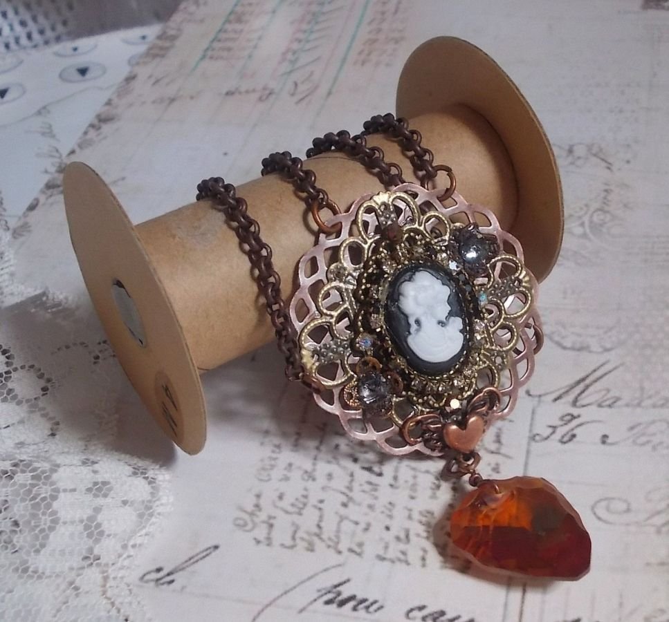 Colar Watson criado com estampas, um pendente de cristal Swarovski com um aspecto retro, acessórios de latão e um cabochon de resina