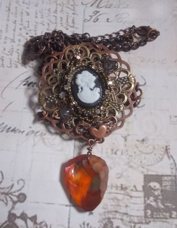 Colar Watson criado com estampas, um pendente de cristal Swarovski com um aspecto retro, acessórios de latão e um cabochon de resina