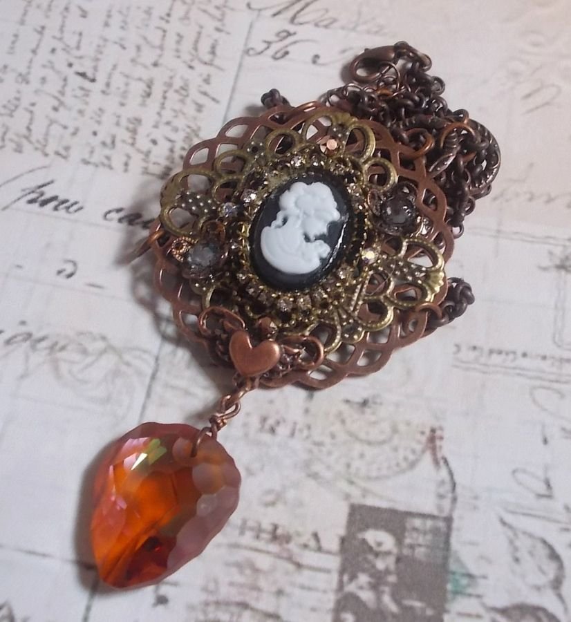 Colar Watson criado com estampas, um pendente de cristal Swarovski com um aspecto retro, acessórios de latão e um cabochon de resina