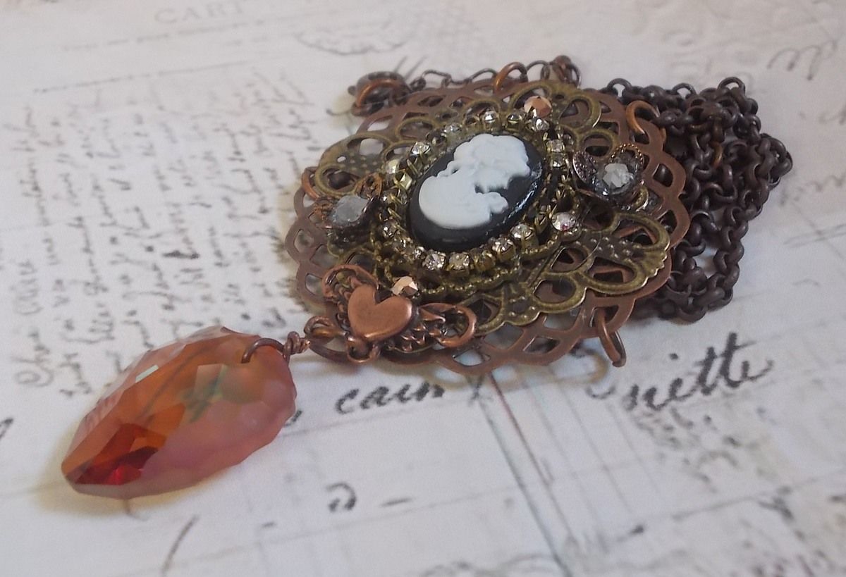 Colar Watson criado com estampas, um pendente de cristal Swarovski com um aspecto retro, acessórios de latão e um cabochon de resina