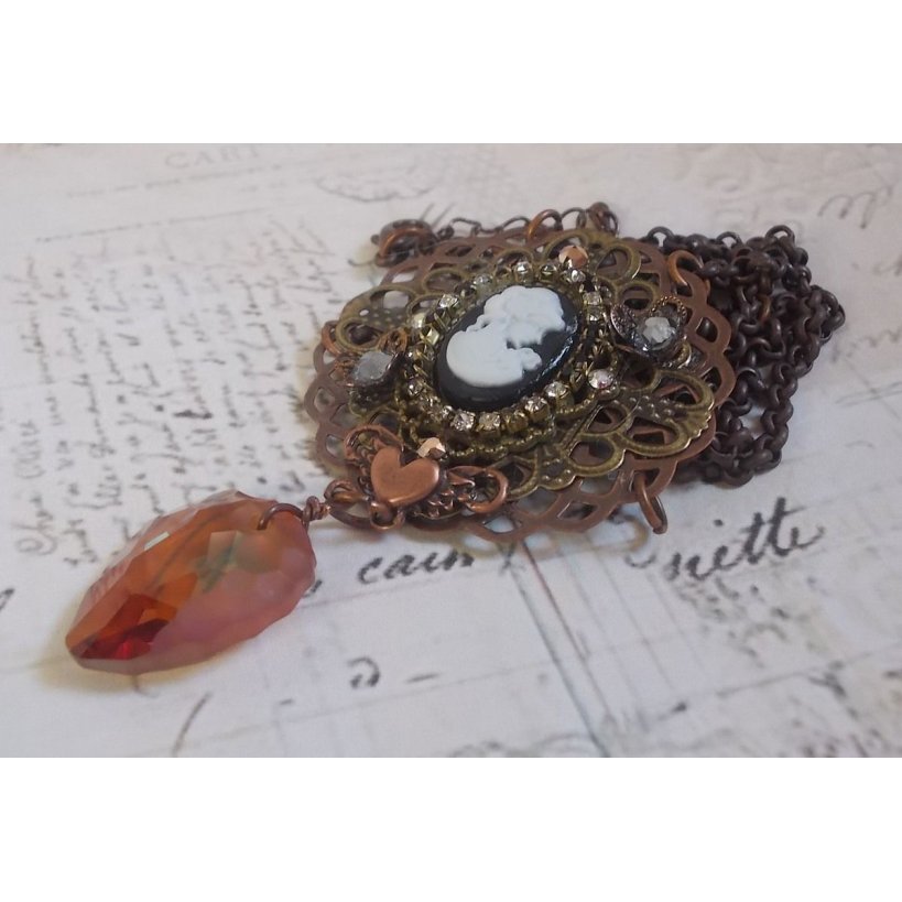 Colar Watson criado com estampas, um pendente de cristal Swarovski com um aspecto retro, acessórios de latão e um cabochon de resina