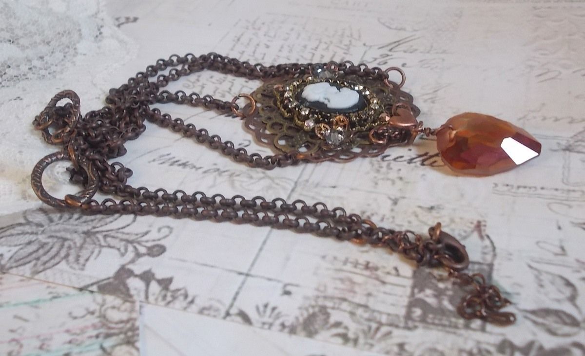 Colar Watson criado com estampas, um pendente de cristal Swarovski com um aspecto retro, acessórios de latão e um cabochon de resina