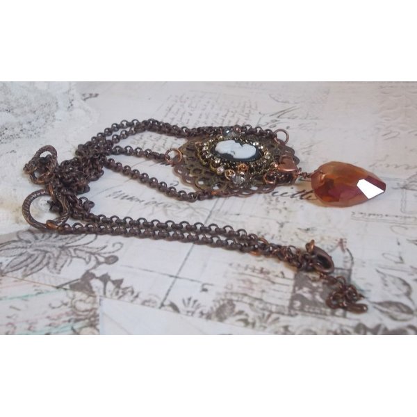 Colar Watson criado com estampas, um pendente de cristal Swarovski com um aspecto retro, acessórios de latão e um cabochon de resina