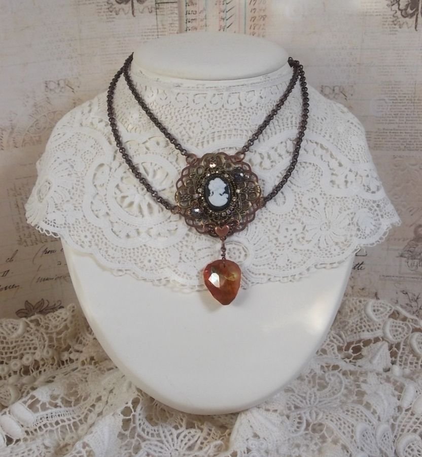 Colar Watson criado com estampas, um pendente de cristal Swarovski com um aspecto retro, acessórios de latão e um cabochon de resina