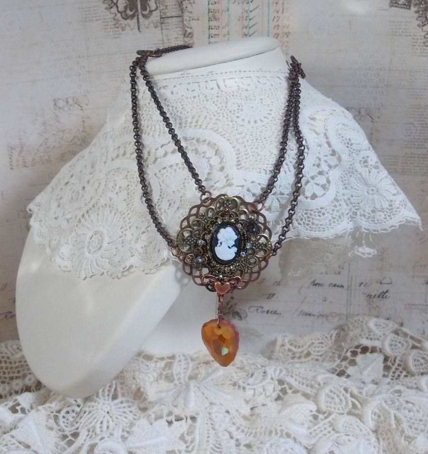 Colar Watson criado com estampas, um pendente de cristal Swarovski com um aspecto retro, acessórios de latão e um cabochon de resina