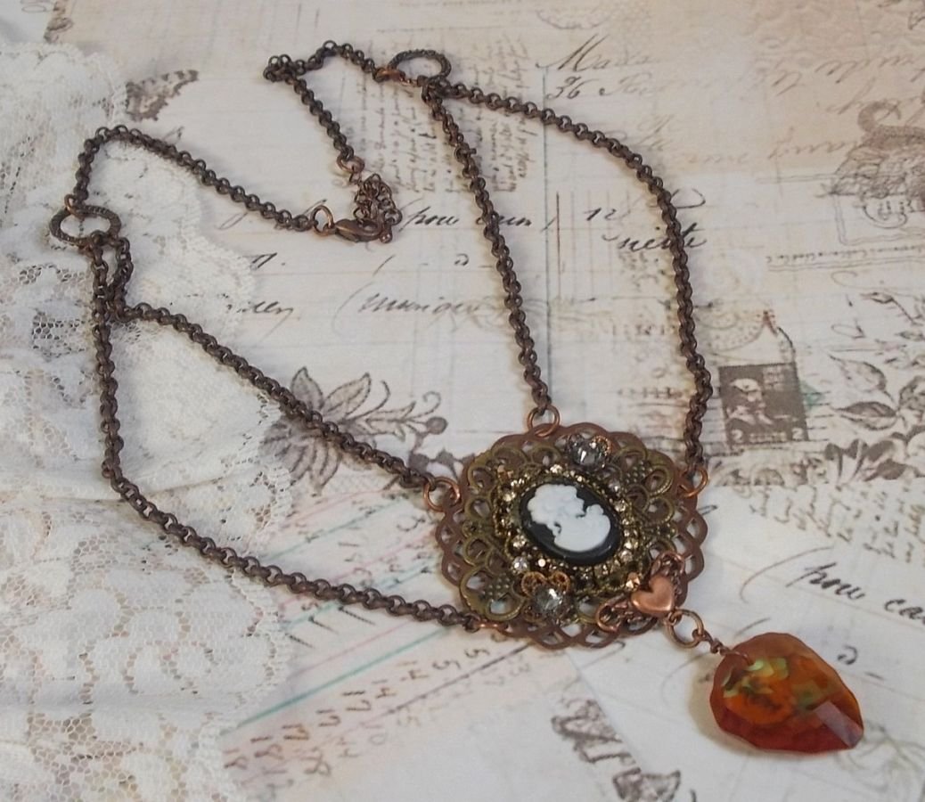Colar Watson criado com estampas, um pendente de cristal Swarovski com um aspecto retro, acessórios de latão e um cabochon de resina