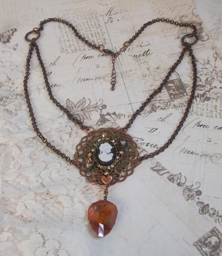 Colar Watson criado com estampas, um pendente de cristal Swarovski com um aspecto retro, acessórios de latão e um cabochon de resina