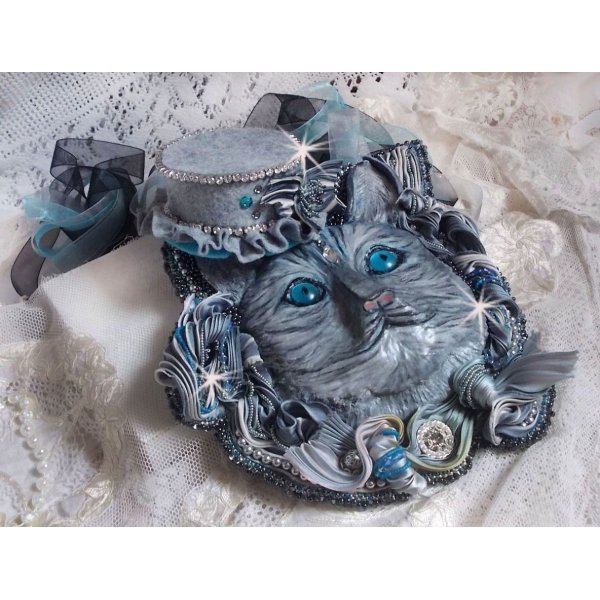 Masque Chatchou tout en Fimo brod&eacute; avec des perles de Swarovski, un ruban de soie et des rocailles