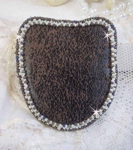 Masque Chat Rocky aux Yeux Verts tout en Fimo brod&eacute; avec un dentelle beige tr&egrave;s fine, des perles rondes nacr&eacute;es en Cristal de Swarovski, de la peinture et des rocailles