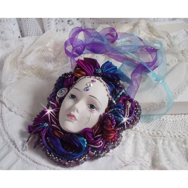 Masque v&eacute;nitien L a R&ecirc;veuse de Venise brod&eacute; avec un ruban de Shibori tr&egrave;s riche en couleurs des cristaux de Swarovski et des perles