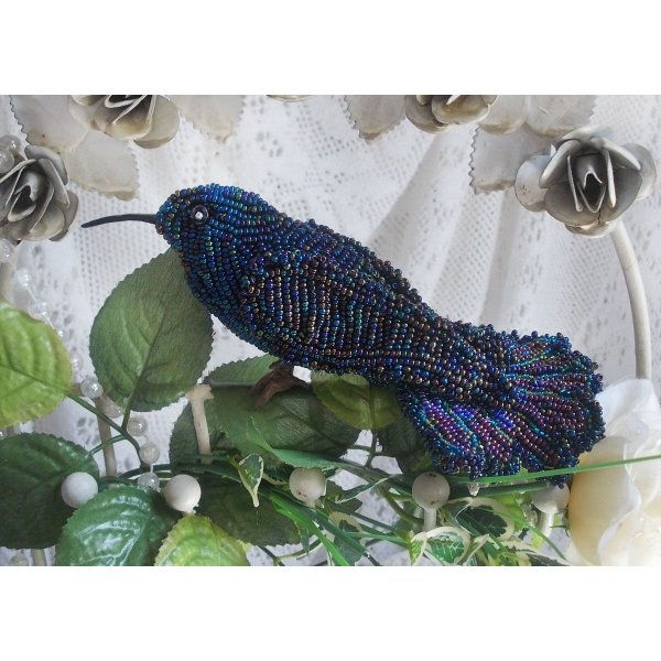 Oiseau Mon Colibri est cr&eacute;e enti&egrave;rement en perles de rocailles, porcelaine et tissu