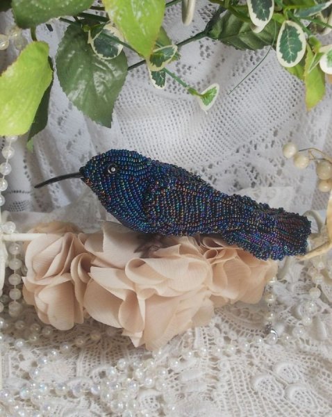 Oiseau Mon Colibri est cr&eacute;e enti&egrave;rement en perles de rocailles, porcelaine et tissu