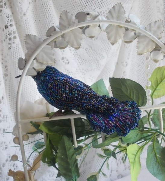 Oiseau Mon Colibri est cr&eacute;e enti&egrave;rement en perles de rocailles, porcelaine et tissu