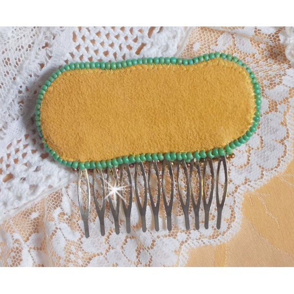 Penteado lunar veneziano bordado com fita de seda, cristais Swarovski, contas m&aacute;gicas e missangas de sementes