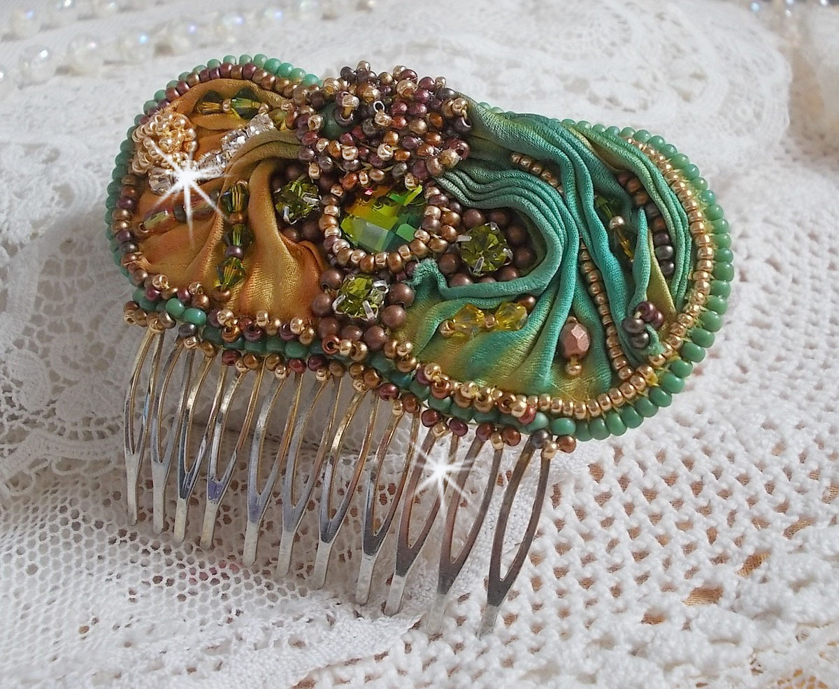 Penteado lunar veneziano bordado com fita de seda, cristais Swarovski, contas mágicas e missangas de sementes