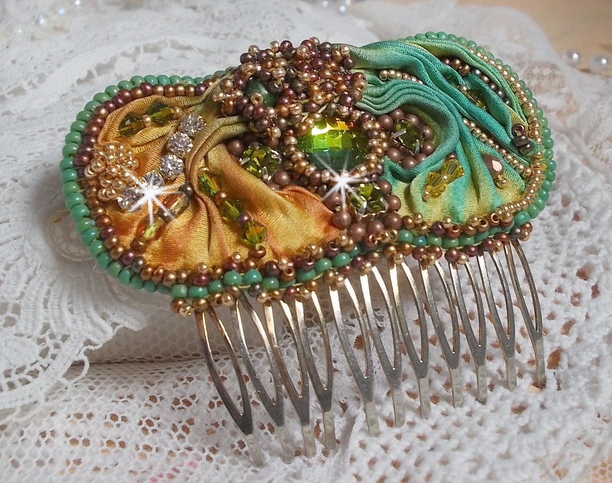 Penteado lunar veneziano bordado com fita de seda, cristais Swarovski, contas mágicas e missangas de sementes