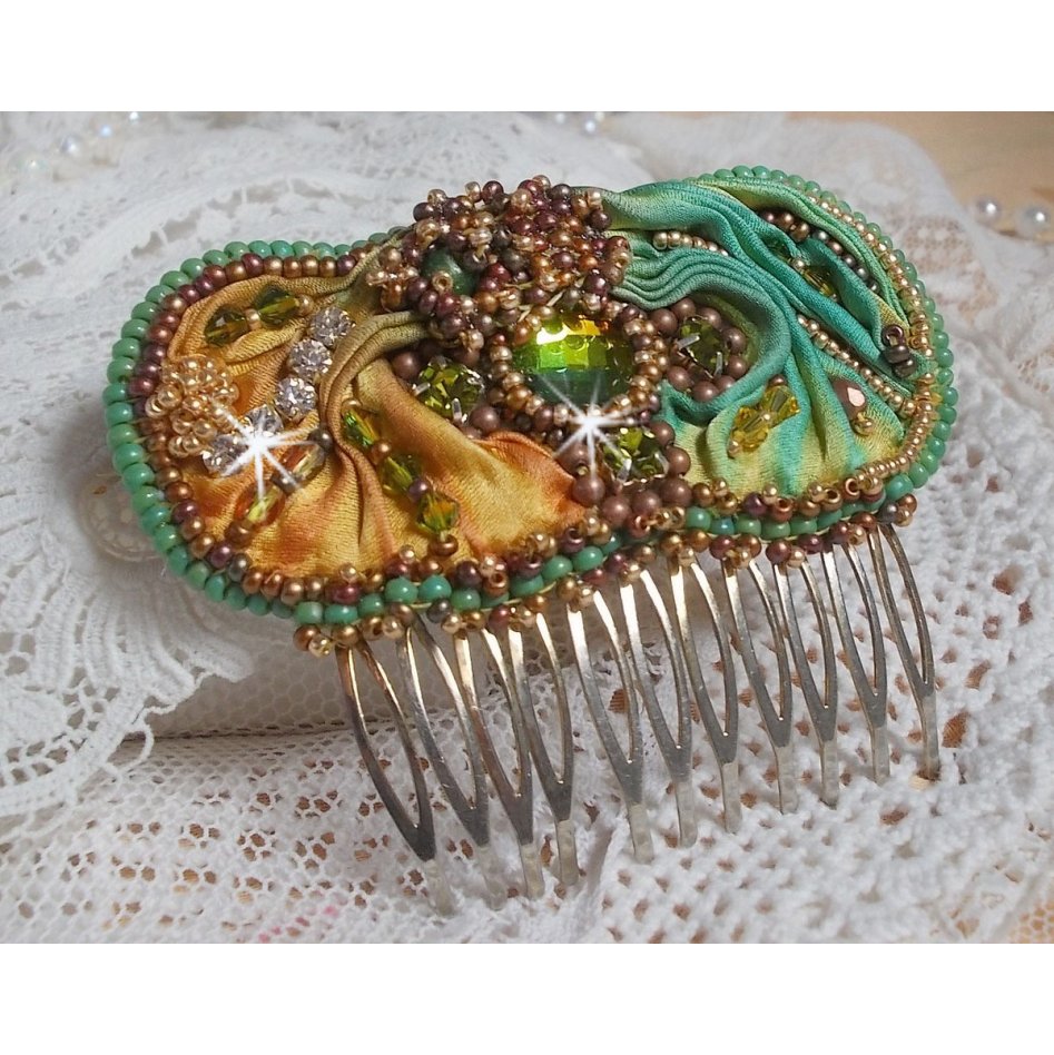Penteado lunar veneziano bordado com fita de seda, cristais Swarovski, contas mágicas e missangas de sementes