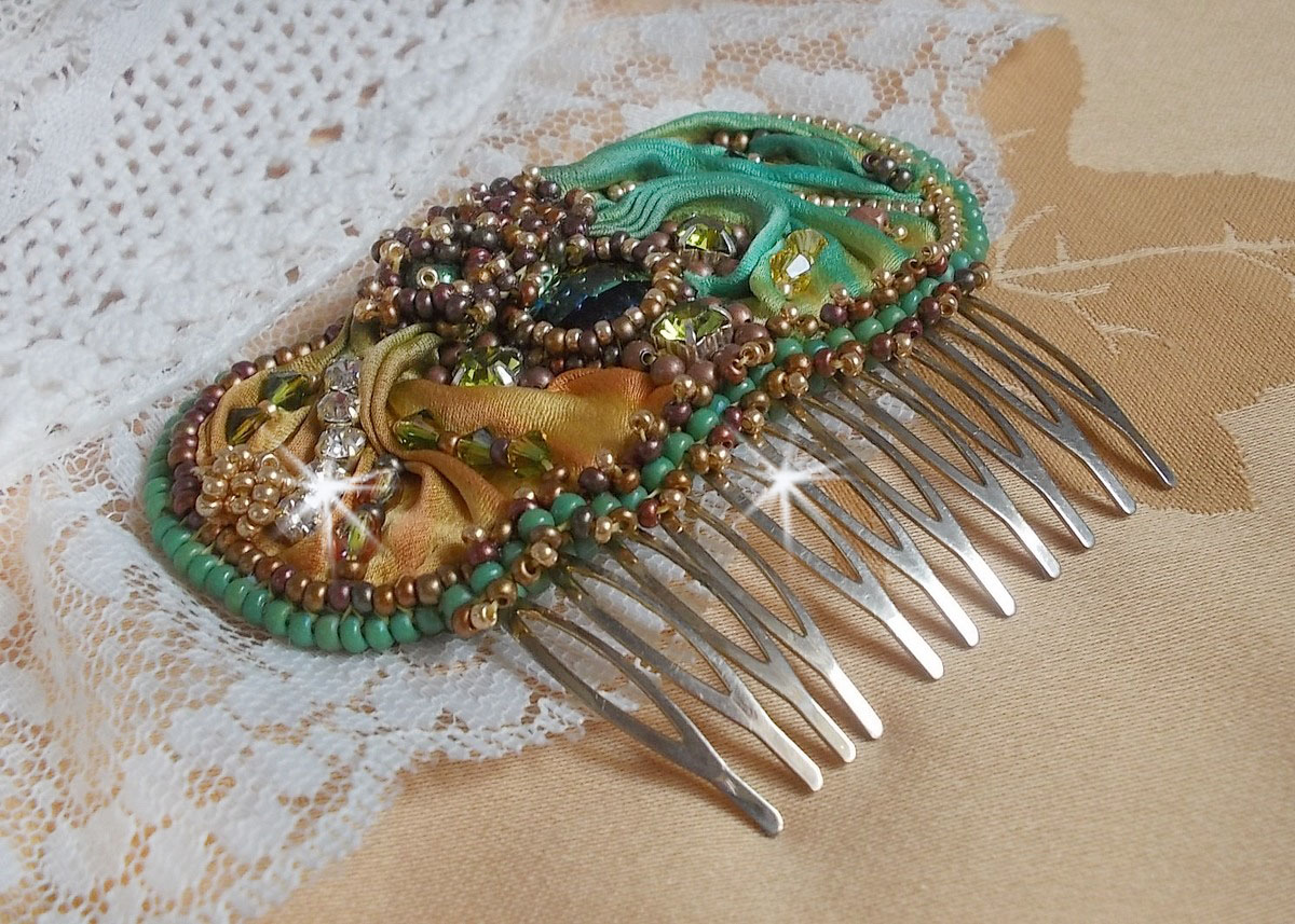 Penteado lunar veneziano bordado com fita de seda, cristais Swarovski, contas mágicas e missangas de sementes