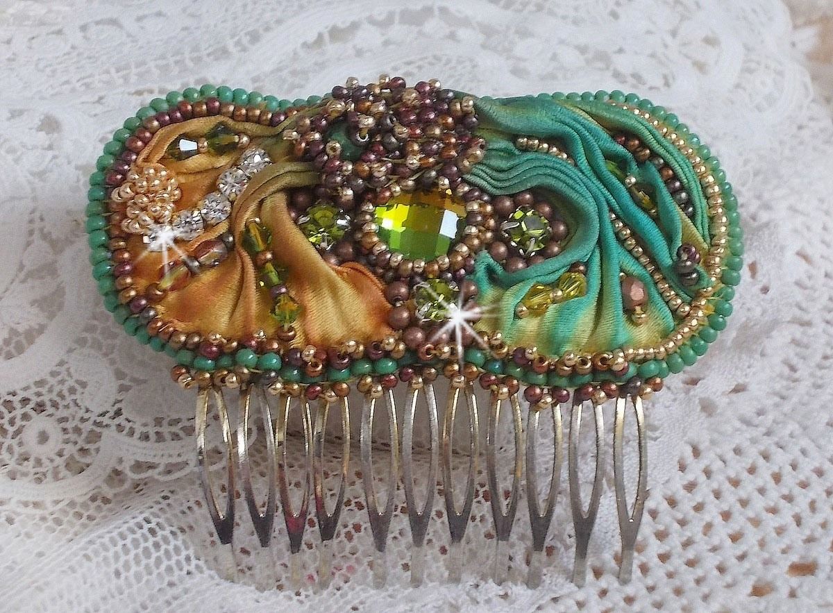 Penteado lunar veneziano bordado com fita de seda, cristais Swarovski, contas mágicas e missangas de sementes