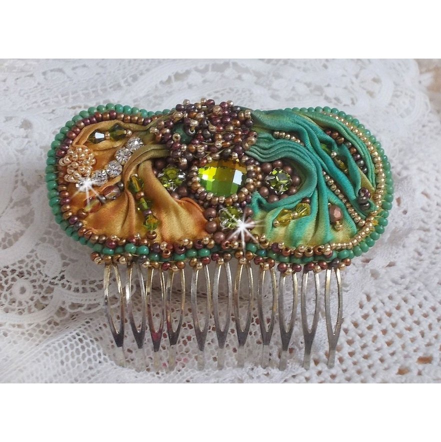 Penteado lunar veneziano bordado com fita de seda, cristais Swarovski, contas mágicas e missangas de sementes
