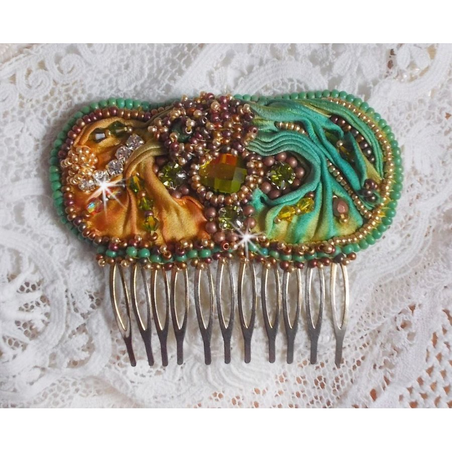 Penteado lunar veneziano bordado com fita de seda, cristais Swarovski, contas mágicas e missangas de sementes