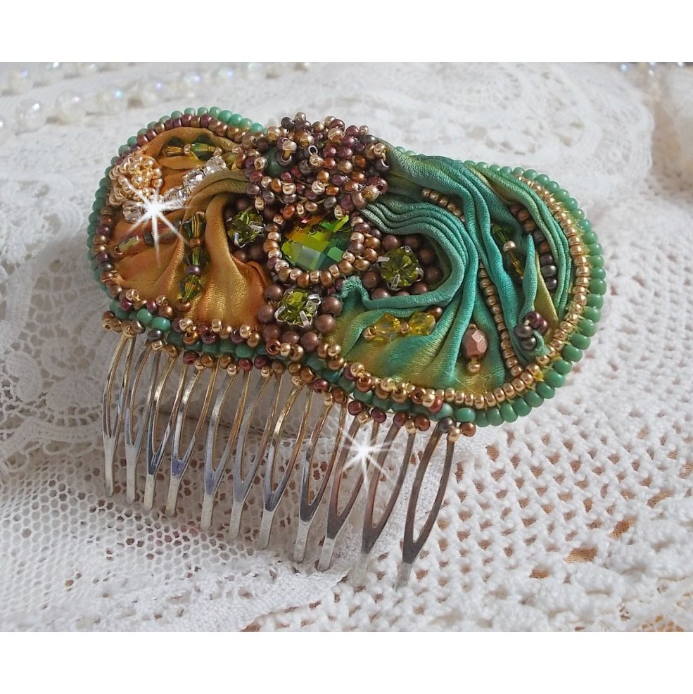 Penteado lunar veneziano bordado com fita de seda, cristais Swarovski, contas mágicas e missangas de sementes