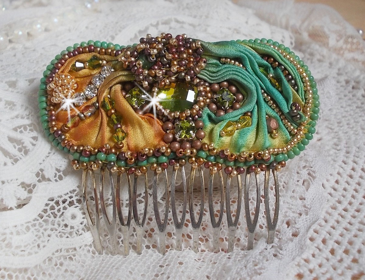 Penteado lunar veneziano bordado com fita de seda, cristais Swarovski, contas mágicas e missangas de sementes