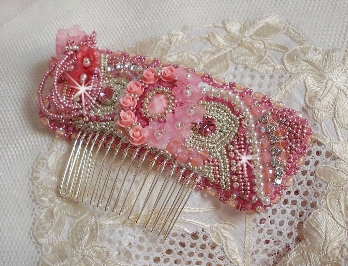 Pente Magnólia bordada com cristais Swarovski, contas de resina e contas de sementes Miyuki